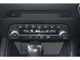 運転席・助手席別々に調整可能なフルオートエアコン。寒い時期に嬉しいシートヒーター&ステアリングヒーター付きです。