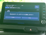 Bluetooth接続の案内が画面に表示され、接続の有無を選べる仕様です。各種メニューも見やすく、音楽再生などを日常で利用する際に便利な画面まわりです。