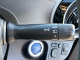 操作しやすいウインカーレバーは、スムーズな車線変更をサポート。直感的な操作感で、安全運転を支援します。