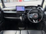 運転席まわりは各部が見渡しやすく、前方の視界も広く感じられます。シートはゆったりとした形状で、落ち着いて運転に集中しやすい空間です。清潔感のある室内も魅力です。