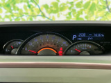 速度計や燃料計などが運転席前方にまとまり、走行に必要な情報を確認しやすい配置です。表示が見やすく、日常の運転時にも目を配りやすい設計です。