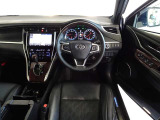 ウッド調と革巻きステアリングで快適な操作性の運転席です。