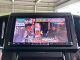 停車中に楽しめるTV機能。休憩時間などに、ニュースや番組をチェックするのに便利です。