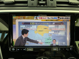 テレビ番組を画面で視聴できる装備を備えています。停車中の待ち時間などに映像を楽しめるため、車内で過ごす時間にも活用できる便利な機能です。