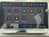 画面をスワイプすることで次のメニューへ切り替え可能。さまざまな機能へタッチ操作でアクセスできます。
