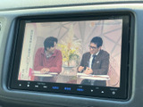 テレビ番組を画面で視聴でき、停車中の休憩時間にも楽しめます。映像と音声を車内で楽しめる装備として、待ち時間やお出かけ先でのひとときに活用できます。