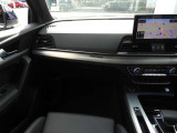 安全で快適な運転をサポートするアウディバーチャルコックピット。多機能でありながら優れた操作性で、シンプルで美しいインテリアデザインに溶け込んでいます。