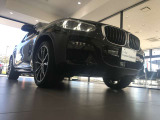 BMWはダウンフォースにより、車両を安定させるため、車の底は平らな造りとなっております。BMWの走行性能に対するこだわりはこういったところにも御座います。