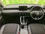 前席には運転席と助手席が並び、座面と背もたれは落ち着いた色合いでまとめられています。前方の見通しがよく、中央には収納スペースも配置。運転する方も助手席の方も過ごしやすい空間です。