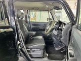 運転席の足元は広々としており、座席は大きく前後にスライド出来るので自分に合ったポジションで運転する事が出来ます。アクセルやブレーキにクセもなくとても運転のしやすい車両です。