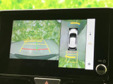 後方の映像と車両周辺を上から見た表示を切り替えて確認でき、駐車時の周囲の把握をサポートします。目安となるガイド表示もあり、車庫入れや切り返しに便利です。