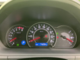 視認性の高いメータークラスター。必要な情報を一目で確認でき、安全運転をサポートします。洗練されたデザインが、運転の楽しさを引き立てます。