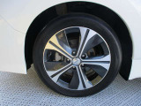 日産純正のアルミホイールが装着されてます。ボディデザインとマッチしておりカッコイイですね。