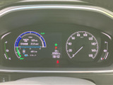 速度や各種車両情報がメーター内にまとまり、運転に必要な表示を確認しやすいレイアウトです。中央のディスプレイにも情報が表示され、視線移動を抑えて確認できます。