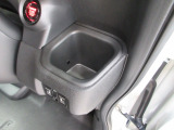 運転席右側のドリンクホルダーです。