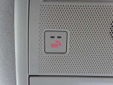【マツダエマージェンシーコール】エアバッグが展開される衝突事故を車両が検知した場合や、SOSボタンを押した場合に、 緊急通報オペレーターを通じて緊急車両の手配などを行なうことができます。