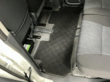 しっかりと汚れ、砂ぼこりを落とし足元まで清潔な車内空間を作り上げております♪