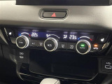 【左右独立オートエアコン】左右独立型、いわゆるデュアルエアコンです。運転席と助手席でそれぞれお好みの温度を設定可能です。