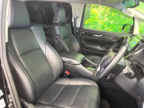 運転席まわりには十分なスペースがあり、大柄な方でもゆったり運転していただける環境です。