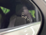 【ブラインドスポットモニター】走行中、ドアミラーの死角になりやすい箇所に後続車が接近するとサイドミラーのレンズに警告を表示!ドライバーに注意喚起をしてくれます。