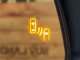 【ブラインドスポットモニター】走行中、ドアミラーの死角になりやすい箇所に後続車が接近するとサイドミラーのレンズに警告を表示!ドライバーに注意喚起をしてくれます。