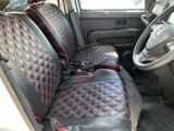 前席は運転席と助手席が並び、座面まわりを確認しやすいすっきりとした空間です。黒地に赤いステッチを配したシートが目を引き、同乗者も落ち着いて過ごせる雰囲気です。