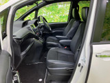 前席は運転席と助手席が並び、前方の視界を確保しやすいレイアウトです。座面や背もたれにはゆとりがあり、日々の移動を落ち着いて過ごせます。