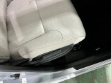 痛みの出やすい運転席シートの角、フロアマット、座面、ともに良好です