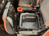 助手席の座面下に設けられた隠れ収納スペースで、車種によっては引き出し式やボックス型になっています。普段は見えない位置にあるため、車内をスッキリ保ちながら、ちょっとした荷物を安全にしまえる便利な機能