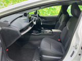 前席は座面と背もたれの形状が分かりやすく、乗車時に自然な姿勢を取りやすい空間です。足元も広く確保され、運転席からの見通しと助手席の居心地のよさを両立しています。