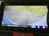 後方の映像に目安となるガイド線が表示され、駐車時の位置合わせをサポートします。周囲を直接確認しながら、車庫入れや狭い場所での後退に役立てられます。