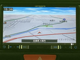 鮮明な地図表示で、道案内をスムーズに行います。ルート検索機能も充実で、初めての場所でも安心です。安全運転をサポートします。