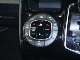 【オートエアコン】設定した温度になるように車が自動で風量や吹き出し口、冷暖房の強さを調整してくれるエアコンです。一度温度を設定すれば、自動で快適な室温を保ってくれるので運転に集中しやすいですよ♪