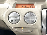 【オートエアコン】一度お好みの温度に設定すれば、車内の温度を検知し風量や温度を自動で調整。暑い&hellip;寒い&hellip;と何度もスイッチ操作をする必要はありません。快適な車内空間には必須の機能ですね♪