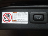 パワーバックドアを装備しています。バックドアを運転席からも開閉できます、便利ですよ。