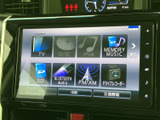 テレビやディスク、SD、Bluetooth Audio、FM・AMなど、複数の音源を画面から選択できます。普段お使いのメディアや接続方法に合わせて楽しめるため、移動中の過ごし方が広がります。