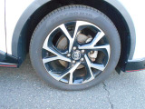純正アルミホイール装着車です。