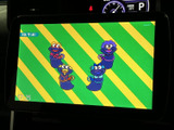 画面にはカラフルな映像が表示され、停車中に映像を楽しみたいときに活用できます。画面上の表示を確認しながら、停車時のひとときを過ごせる装備です。操作メニューも画面下にまとまっています。