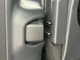 跳ね上げた3列目シートは留め具でしっかりと固定可能^^走行中に倒れてくる心配はありません!