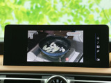停車中に楽しめるTV機能。ニュースや番組をチェックしたり、ご家族で動画を楽しんだり、車内での時間を快適に過ごせます。長距離ドライブのお供に最適です。
