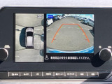 後方の映像に加えて車両周辺の様子も画面で確認でき、駐車時の周囲確認をサポートします。ガイド線も表示されるため、後退時に進路や車体との距離を把握しやすく、安心につながります。