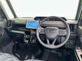 運転席まわりです。 各操作スイッチは使いやすい位置に配置されてます。