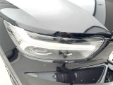 【LEDヘッドライト】ハイビームを先行車や対向車にあてず、その両サイドではハイビーム照射を維持。見える範囲が段違いに広くなりました。北欧神話に登場するトールハンマーをモチーフにデザイン。
