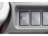 オートマチックハイビームとは、先行車や対向車のライトを認識し、ハイビームとロービームを自動で切り替える機能です。夜道の視界を確保します。詳細は販売店スタッフまでおたずねください。