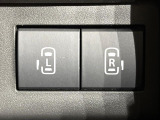 【両側パワースライドドア】スマートキーや運転席のスイッチで後席両側スライドドアの開閉が可能♪電動だから力を入れてドアを開ける必要が無く、小さなお子様でも簡単に開け閉めでき快適です♪