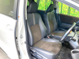 運転席まわりには十分なスペースがあり、大柄な方でもゆったり運転していただける環境です。