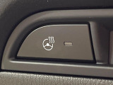 【ステアリングヒーター】冬場に冷たくなりやすい革巻きステアリングを、スイッチ一つで素早く適温に!エアコンよりも早く温まってくれるので、寒い日の運転も快適になりますね♪