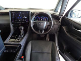 ウッド調と革巻きステアリングで快適な操作性の運転席です。