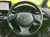 握りやすいステアリングで、快適な運転操作をサポートします。操作性にも優れており、ドライバーの負担を軽減します。スポーティーな印象です。