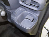 運転席にカップホルダーを装備しております。